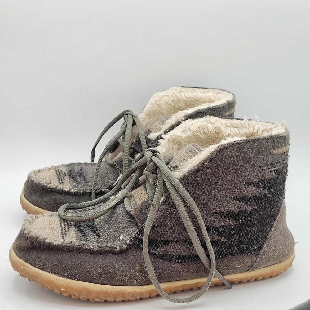 Minnetonka Torey Wool / Sued Booties Size 7 M
